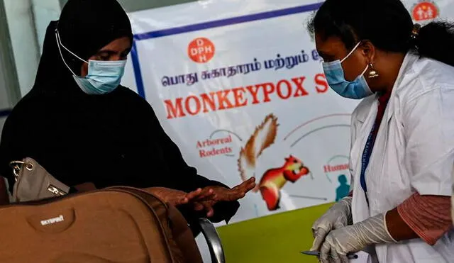 Trabajadores de salud examinan pasajeros para identificar síntomas de viruela del mono. Foto: AFP