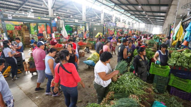 El mercado mayorista recibió 10.343 toneladas este lunes 27 de junio. Ha asegurado el abastecimiento de los mercados para 4 o 5 días más. Foto: Andina