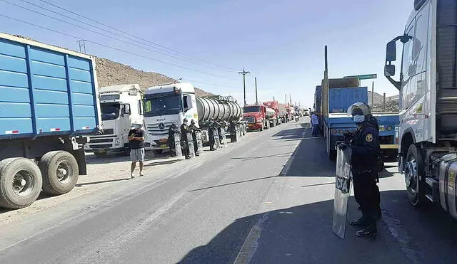 Tensión. Camioneros se apostaron la tarde de ayer a un lado de la Panamericana Sur en el kilómetro 48. Solo pasan vehículos menores por la zona.