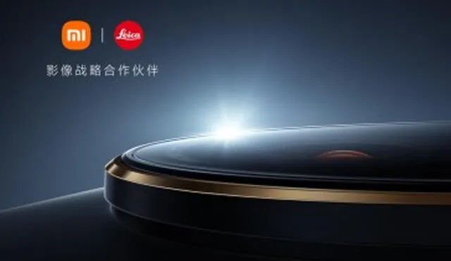 El Xiaomi 12S Ultra tiene un marco metal dorado con un panel de cuero color verde. Foto: Weibo