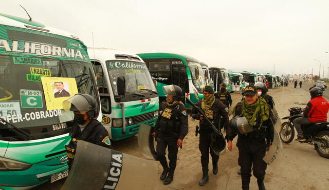 Microbuses no salieron a prestar servicio en sus diferentes rutas. Foto: J. Mendoza/La República