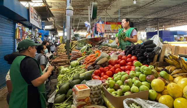 El centro de abasto está abastecido y los camiones de frutas y verduras están ingresando con normalidad. Foto: Rosa Quincho/URPI-GLR