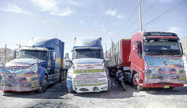 Kilómetro 48 libre. El ingreso a Arequipa fue tomado por los camioneros en las primeras horas, luego dieron una tregua, cuando intentaron retomar la vía la Policía se lo impidió. Foto: La República
