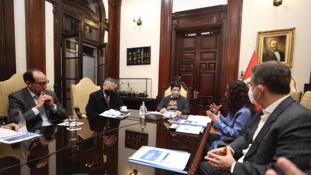 El jefe de Estado se reunió con representantes de las AFP. Foto: Presidencia