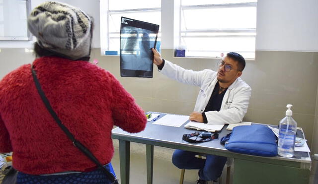 El médico Romero Quinde explica que la neumonía es una infección en los pulmones. Foto: hospital Víctor Ramos Guardia.