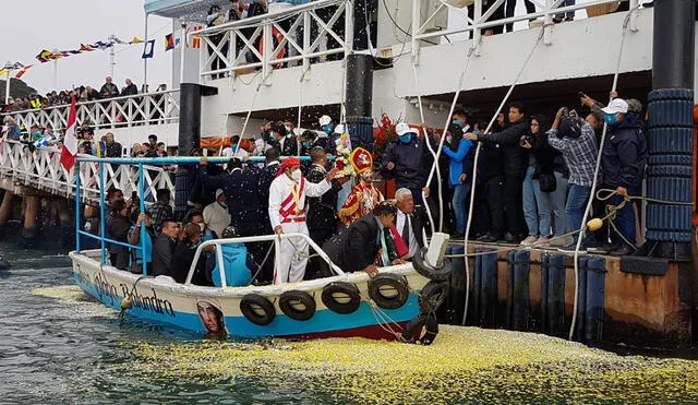 Varios pescadores y feligreses acompañaron la procesión mar adentro de San Pedro y San Pablo, en Chorrillos. Grace Mora/URPI-LR