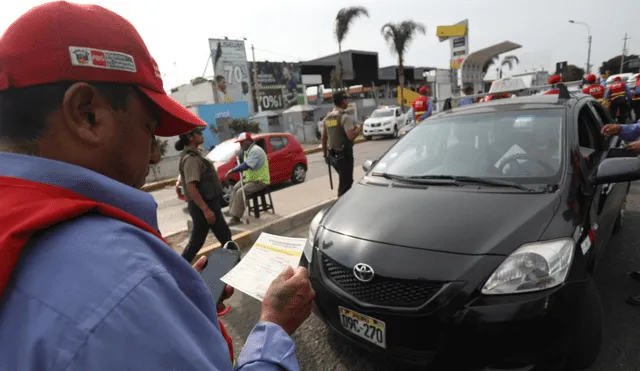 Revisa a quién le pertenece un vehículo por su ficha de matricula. Foto: Aldair Jorge Mejia / La República