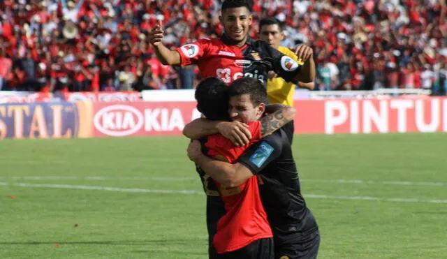 Bernardo Cuesta, Omar Fernández y Alexis Arias celebran un gol de Melgar en la final ante Sporting Cristal en 2015. Foto: DeChalaca