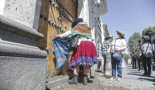 Reclamo. Pobladores lanzaron guano de ganado en puerta de consejo regional y de Autodema en señal de protesta. Foto: Rodrigo Talavera/ La República