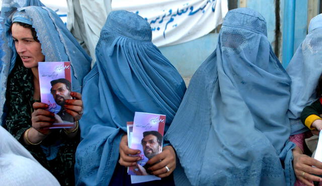 Mujeres están obligadas a cubrirse el rostro en público. Foto: EFE