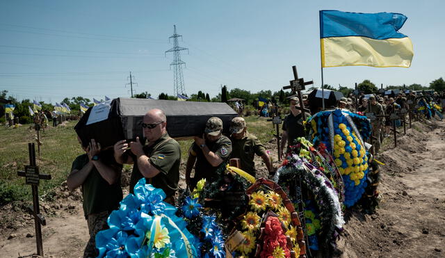 Entierro de soldados caídos durante guerra contra Rusia en un cementerio de Ucrania. Foto: EFE