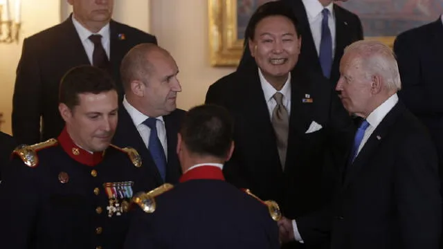 El incómodo momento tuvo lugar durante una cena de gala en el marco de la cumbre de la OTAN. Foto: Captura de Video
