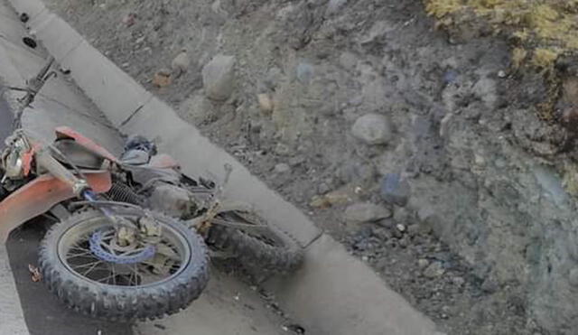 Motocicleta quedó a un costado de la vía. Foto: PNP