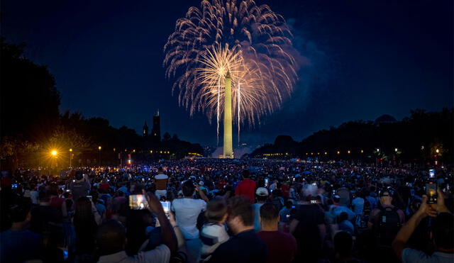 El 4 de julio, millones de personas se reúnen para ver fuegos artificiales. Foto: AFP