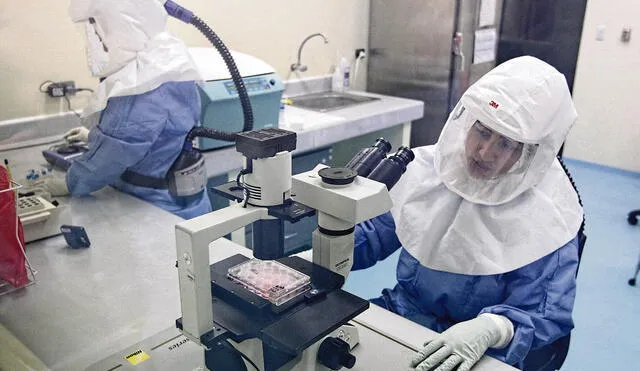 Ciencia. Investigadores del INS lograron secuenciar el genoma del primer paciente con viruela del mono en el país. Foto: EFE