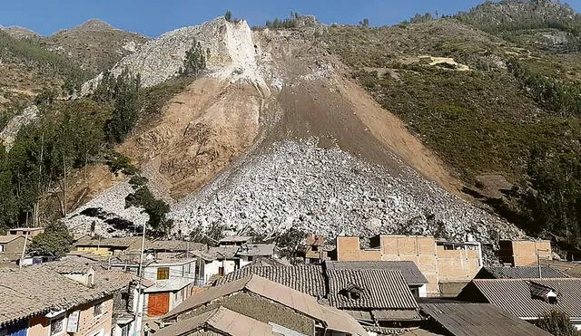 Derrumbe. Parte del cerro Cruz de Shallapa se desprendió la tarde del jueves y dejó 70 viviendas inhabitables y 220 damnificados en Chavín de Huántar. Foto: difusión