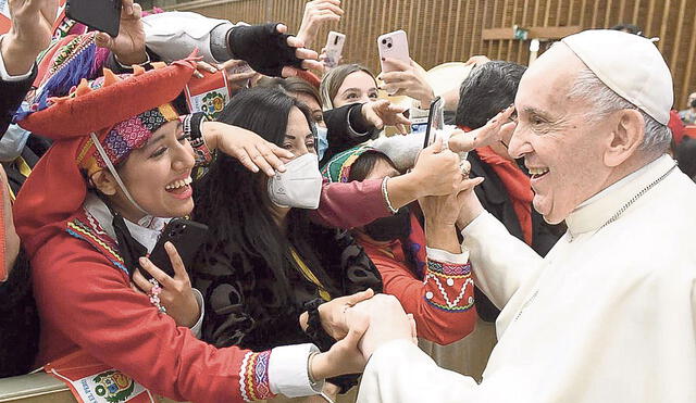 Tiene para rato. El papa saluda a feligreses peruanos en una foto de archivo. Ahora descartó todos los rumores. Foto: difusión