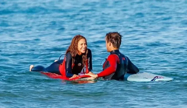 Shakira sonriendo junto a su instructor en playas de Cantabria. Foto: entertainmentcrave/Instagram
