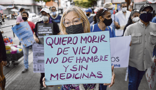 Reclamo y amenazas. Desde hace meses, venezolanos reclaman por la carencia de insumos en los hospitales públicos y los médicos temen represalias. Foto: AFP