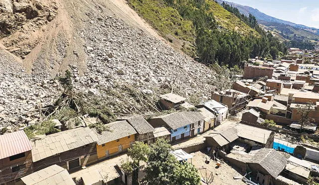 Cerro Shallapa. Son 210 los damnificados, pero pudieron ser muchos más. Deslizamientos previos alertaron a la población de que venía un gran derrumbe. Foto: Andina