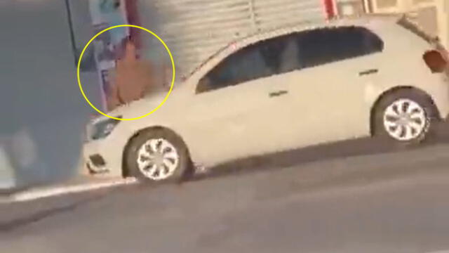 Fueron 3 hombres y una mujer quienes golpearon al agresor. Foto: captura de video @Delpy/Twitter