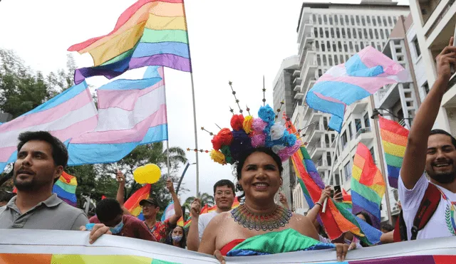 En búsqueda de la visibilización, la comunidad LGTBIQ+ ecuatoriana salió a marchar. Foto: EFE