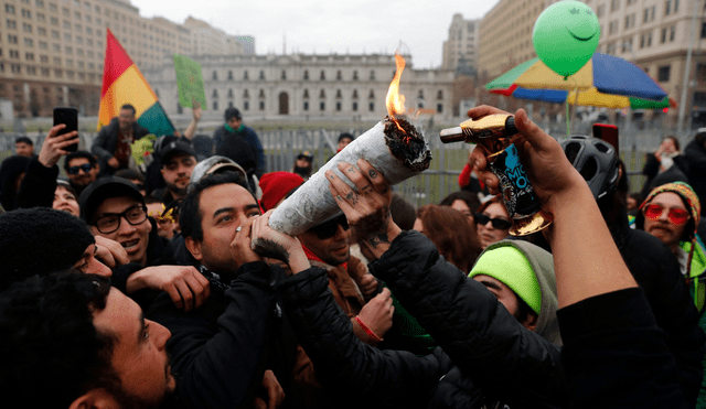 Con globos verdes y fumando cannabis, ciudadanos se manifestaron. Foto: AFP