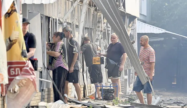 Vestigios. Tiendas destruidas tras bombardeo de Sloviansk. Foto: AFP