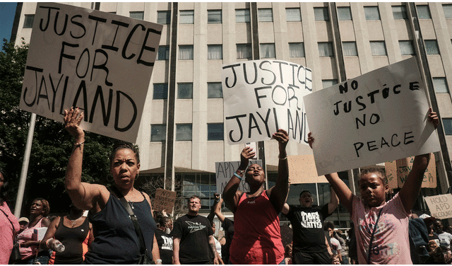 Cientos de personas marcharon rumbo al ayuntamiento de Akron llevando pancartas con leyendas como “Justicia para Jayland”. Foto: AFP
