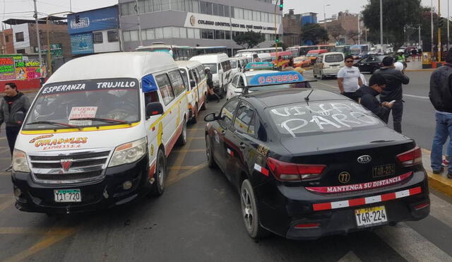Transportistas realizan su manifestación recorriendo las principales vías de Trujillo. Foto: Jaime Mendoza Ruiz /LR