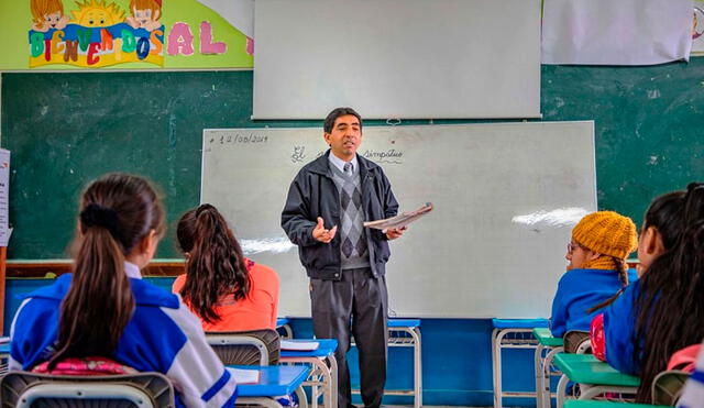 Los maestros cumplen una de las funciones más esenciales en la sociedad peruana. Foto: Pronabec
