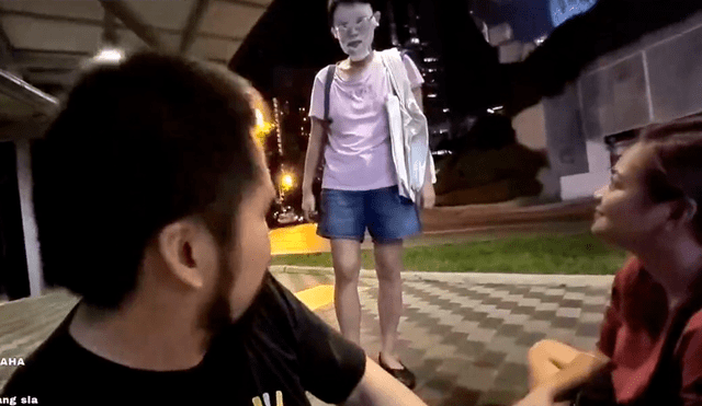 La mujer interrumpió una transmisión en vivo de una pareja en Singapur. Foto: captura de video/Twitter/@ClarenceKang83