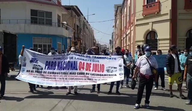 Diversos gremios de transportistas se ubicaron en puntos céntricos de la ciudad para manifestar su reclamo. Foto: URPI-LR Norte