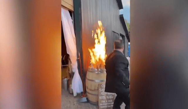 El tipo estaba bailando junto a una mujer cuando la planta se incendió. Video: Tik tok/@oldrowofficial