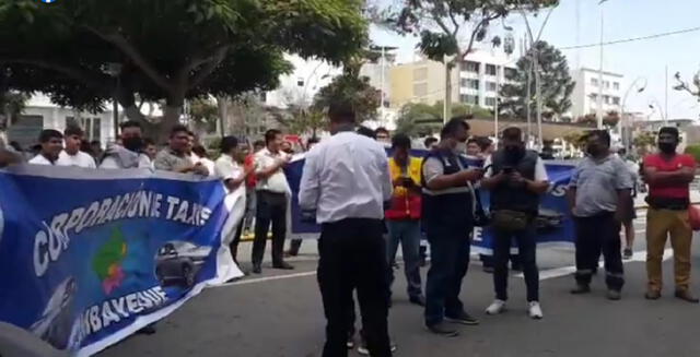 Gremios de diferentes tipos de transporte protestan frente a la Municipalidad Provincial de Chiclayo. Foto: URPI/LR Norte.