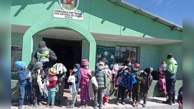 Policías de Arequipa entregaron chompas, zapatos y otras prendas para abrigar a niños en las heladas. Foto: PNP