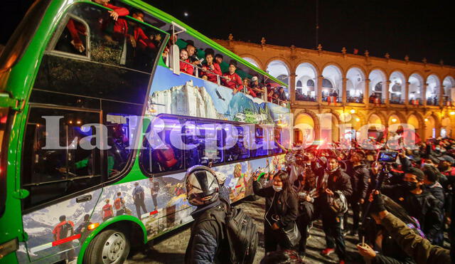 FBC Melgar disfrutó de un baño de popularidad a su arribo a Arequipa. Foto: La República/Rodrigo Talavera