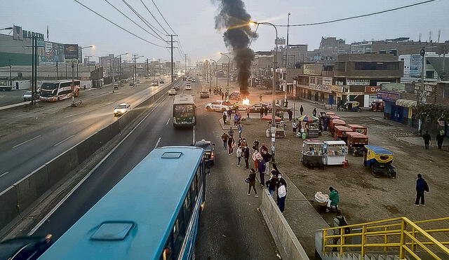 Violencia. En Puente Piedra hubo enfrentamientos e intentos por atacar a las unidades que no se plegaron al paro. Por la noche se impuso el diálogo. Foto: Jessica Merino/URPI-LR