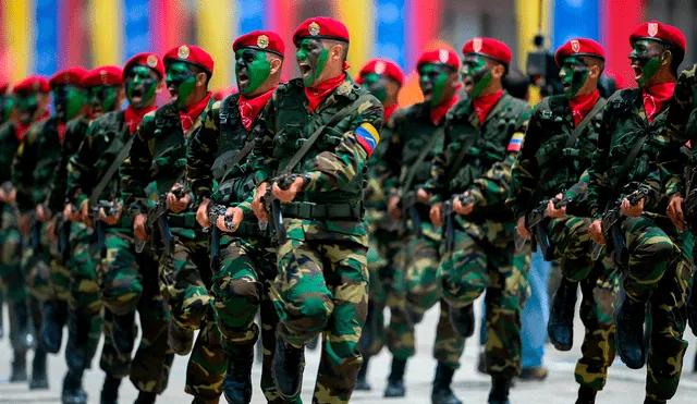 Militares venezolanos se preparan para el desfile militar. la Foto: AFP