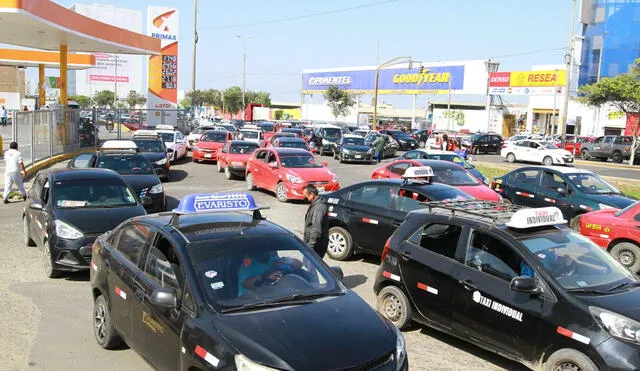 Colectivos y taxis protestan por alza de combustible. Foto: J. Mendoza/La República