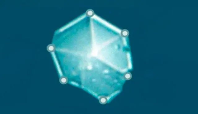 Uno de los cristales encontrados, en primer plano. Foto: Taskaev et al.