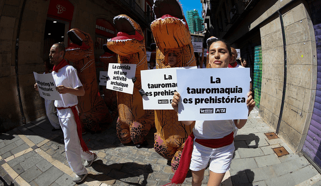 Chelsea Monroe dice que los toros son apuñalados una y otra vez durante 20 minutos hasta que mueren. Foto: Noticias de Navarra/Instagram/@uberoiz