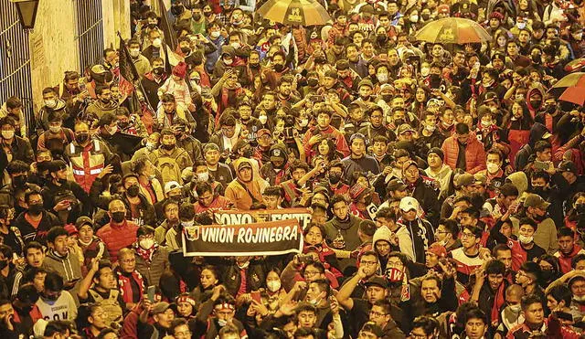 Mar rojo y negro. Cientos de hinchas recorrieron las calles de Arequipa para alentar a Melgar que hoy se juega su pase a los cuartos de final de la Sudamericana. Foto: Rodrigo Talavera/ La República