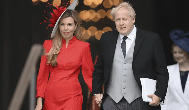 El primer ministro británico, Boris Johnson (derecha), y su esposa, Carrie Johnson. Foto: AFP