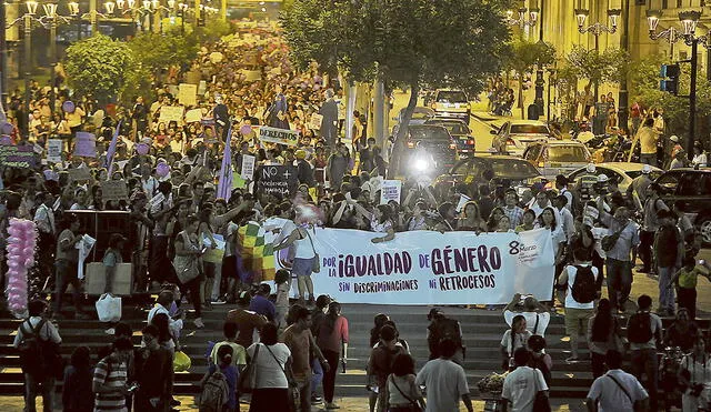 Marcha. Padres de familia y jóvenes en todo el país rechazan la ley aprobada por el Congreso. Foto: difusión