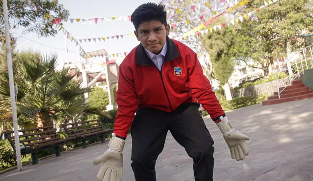 Cáceda regaló sus guantes al joven fanático. Foto: Rodrigo Talavera/La República