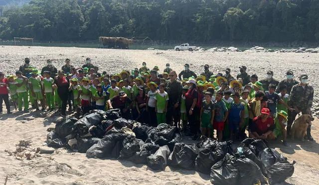 Los 113 alumnos del quinto de primaria del Centro Educativo Inicial 38599 y 6 docentes, peinaron la playa Cubitine recogiendo a mano la mayor cantidad de desechos posible. Foto: La República