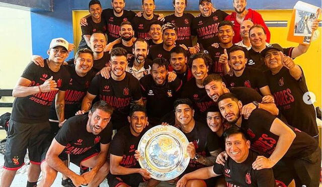 Néstor Lorenzo junto al equipo del Melgar tras ganar el Apertura de Perú. Foto: Néstor Lorenzo