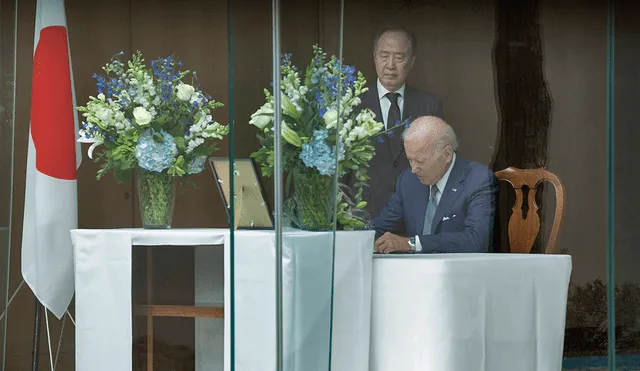 Biden acudió a la residencia del embajador de Japón en Washington para ofrecer su pésame. Foto: EFE