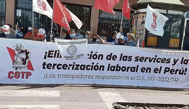 Rechazan la tercerización. Los trabajadores protestaron en los exteriores del Congreso. Foto: difusión